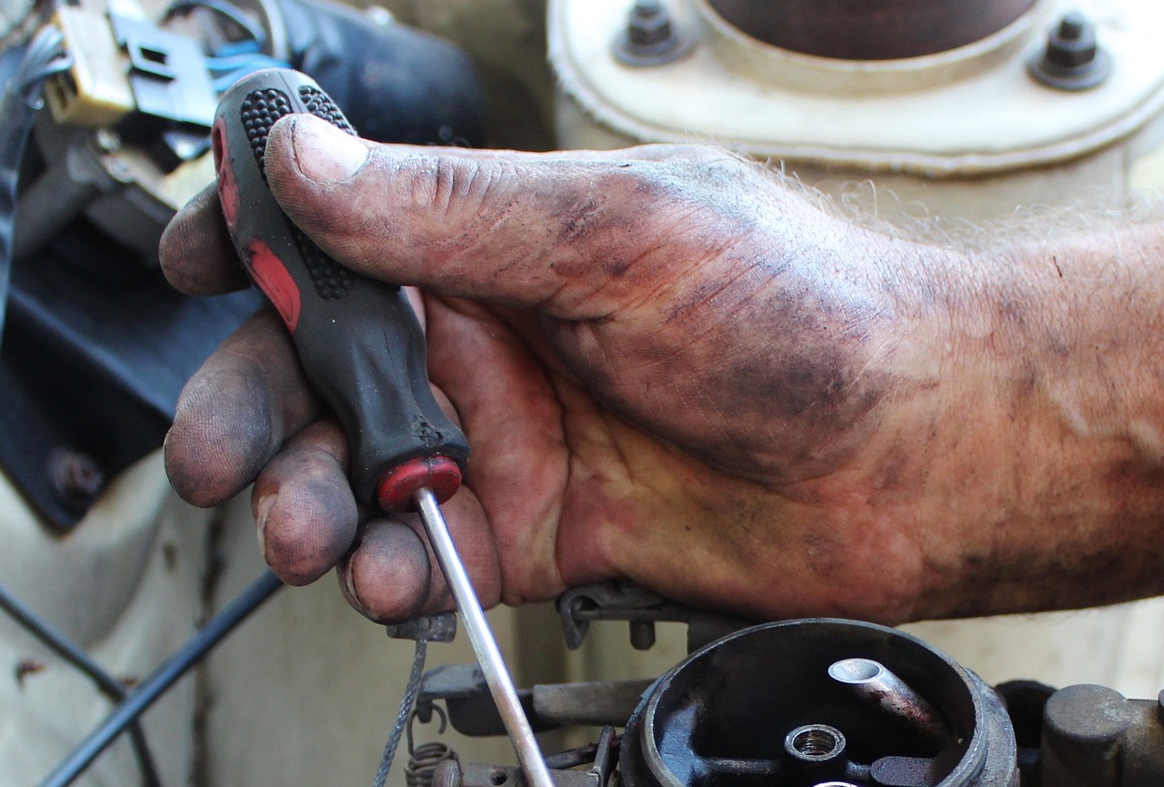 hand, mechanic, carburetor-707699.jpg